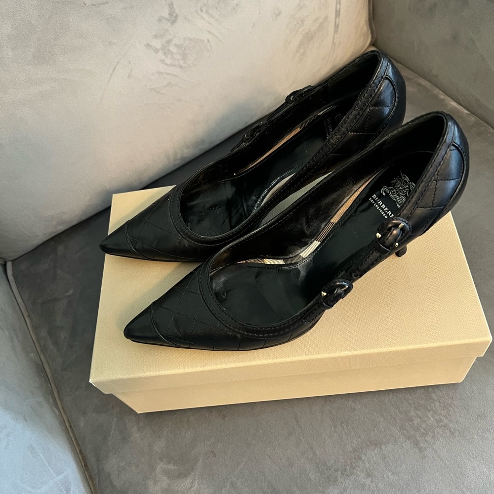 Burberry black kitten heel
Size 39 EU
Gently used